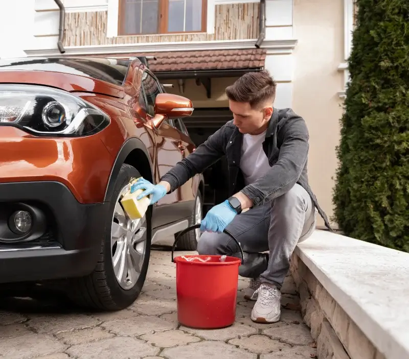 Lavage auto à domicile Monceau-lès-Leups : professionnel intervenant sur un véhicule